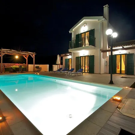 Thalia - 2 Bedrooms, Sleeps 4p *