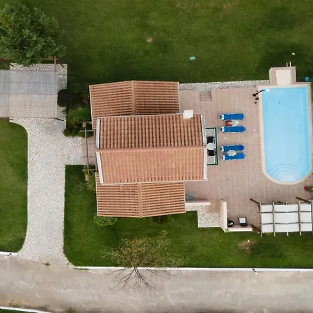 Thalia - 2 Bedrooms, Sleeps 4p