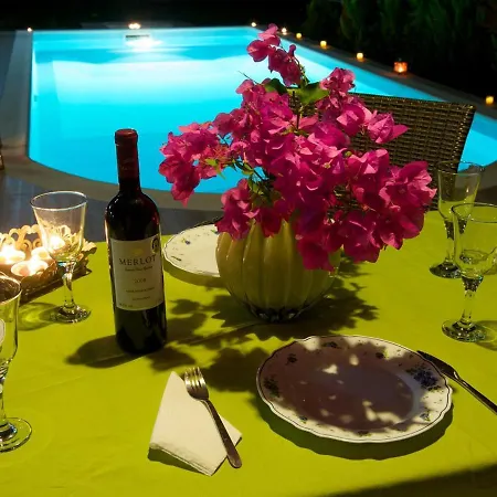 Thalia - 2 Bedrooms, Sleeps 4p