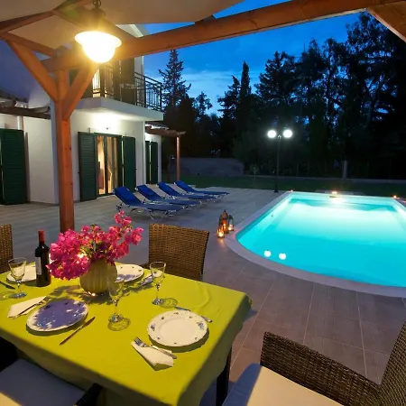 Villa Thalia - 2 Bedrooms, Sleeps 4p