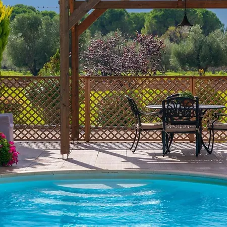 Thalia - 2 Bedrooms, Sleeps 4p